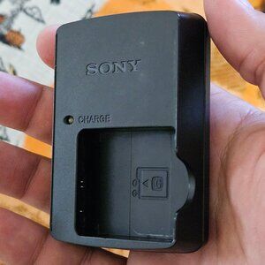 Sony BC-CSGE Battery Charger for Sony NP-BG1 NP-FG1 Battery DSC-H10 H90 Plug In